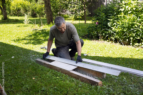 Konstfotografi A pensioner works in his garden