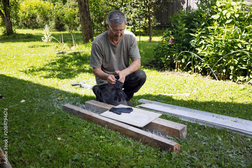 Konstfotografi A pensioner works in his garden
