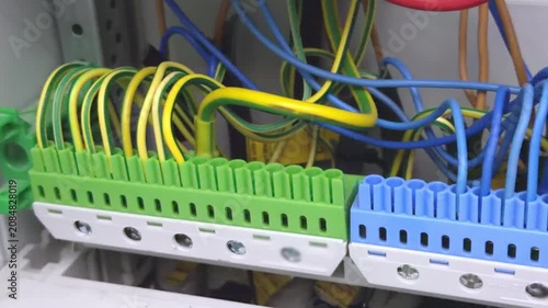 Wiring organization in a distribution panel with green and blue terminal combs