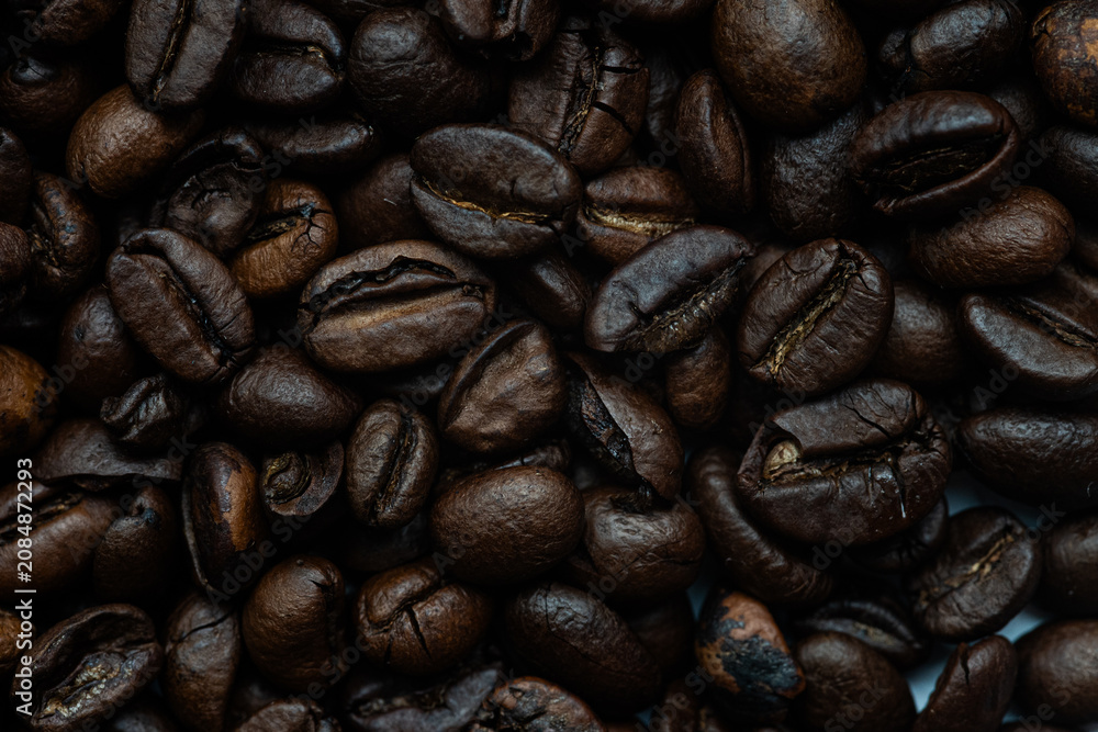 Obraz premium Fresh roasted coffee beans