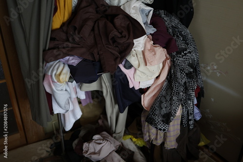Fotografía 不要な洋服が山積みで放置。整理されていない衣類の片付け