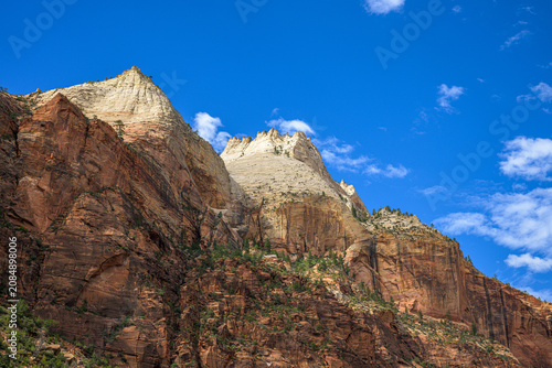 Foto The Temple of Sinawava sandstone cliffs rising into a deep blue sky in Zion Nati