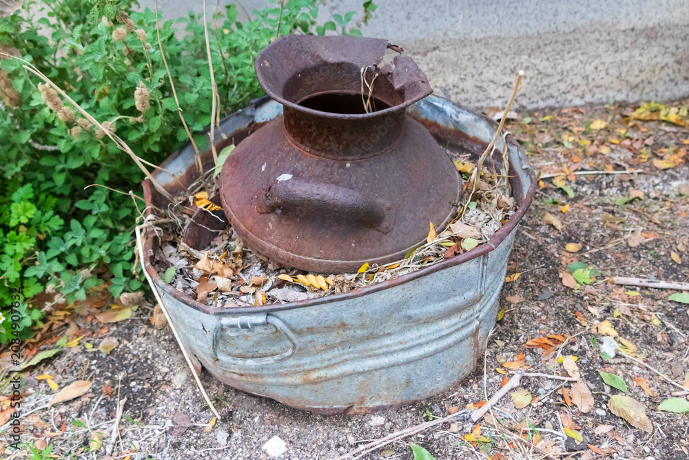 Obraz premium Rusty old can in a metal bucket
