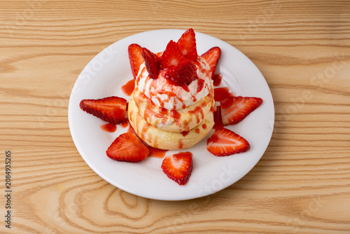Dessert aux pancakes et aux fraises