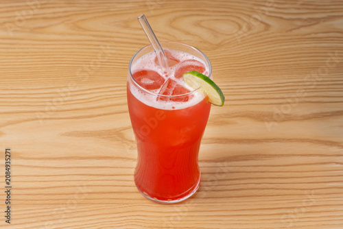 Boisson au thé vert à la fraise