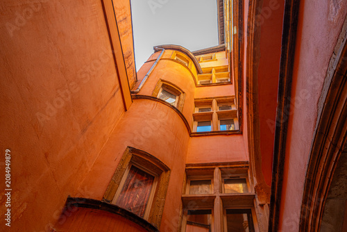 Canvastavla The famous *traboules* of Lyon—passageways connecting streets and apartment buildings