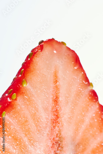 Foto Macro Close-up of Fresh Sliced Strawberry Cross Section