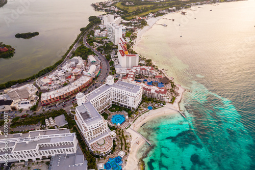 Fotografía Aerial panoramic view of Cancun beach and city hotel zone in Mexico