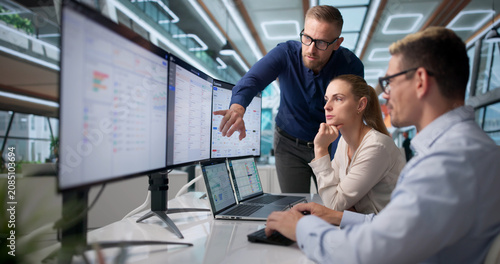 Experienced ERP Consultant Guides Diverse Team
