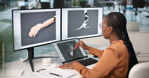 Foto Young African Biomedical Engineer Designs Precise Prosthetic Leg