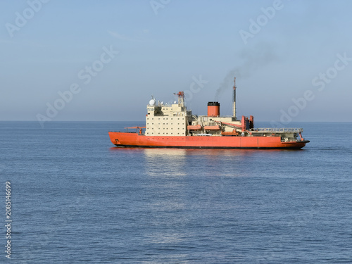 Fotografie big, powerful icebreaker ship proceeding at sea