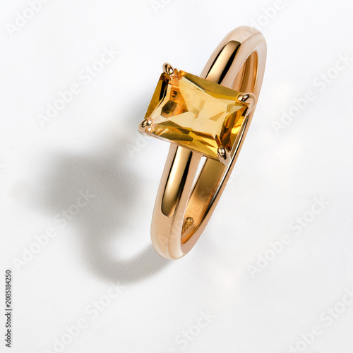 Obraz na plátně Elegant Yellow Gemstone Ring Set in Reflective Gold Band Enhancing Radiance and