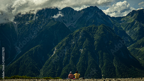 Photos 山頂で寄り添い景色を眺める二人の後ろ姿