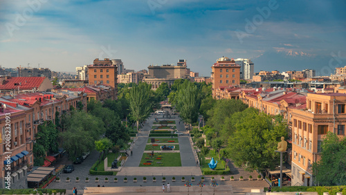 Foto erevan Cascade complex park panorama with Opera house and Ararat mountain with c