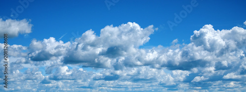 Cuadro en lienzo Panoramic view of white cumulus clouds against bright blue sky