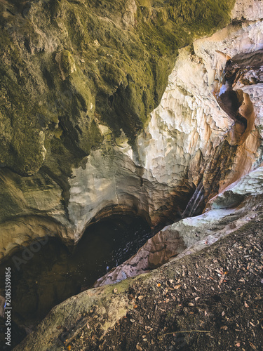 Quadro su tela Limestone Sinkhole and Underground Waterfall at Sumidouro da Ribeira dos Amiais