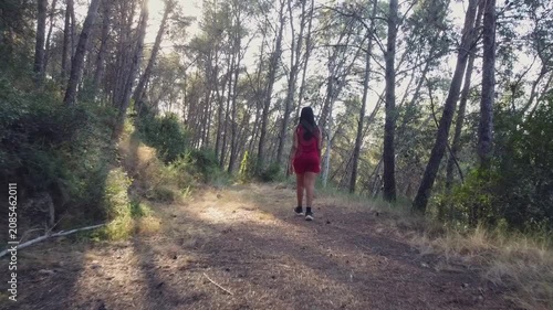 Mujer paseando tranquilamente por un bosque