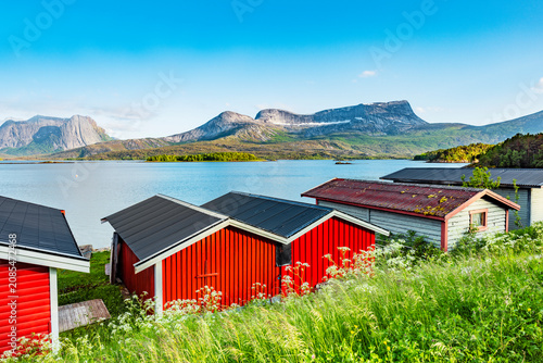 Rote Bootshäuser am Efjord in Norwegen