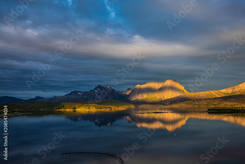 Mitternachtssonne am Efjord in Norwegen bei Narvik