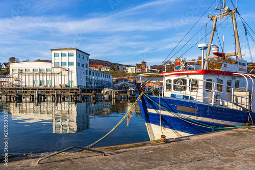 Fischerboot im Hafen der Stadt Sassnitz auf der Insel Rügen