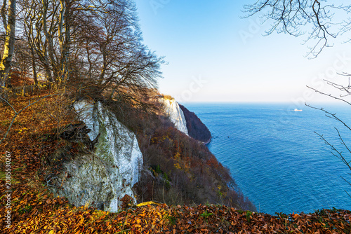 Kreidefelsen im Herbst an der Küste der Ostsee auf der Insel Rügen