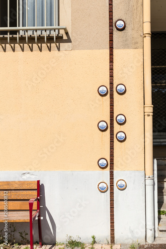 Repères de crue contre l'oubli fixés sur un mur retraçant l’historique des crues depuis plus d'un siècle, et constituant la mémoire du lieu