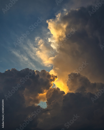 Dramatische Wolkenstimmung am abendliche Himmel im Sommer zum Sonnenuntergang