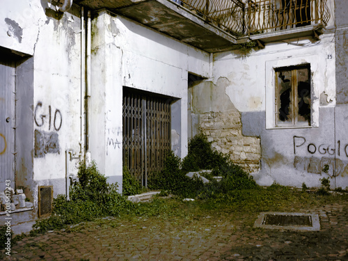 Foto Abandoned earthquake-damaged building with broken windows in rural Abruzzo, Ital