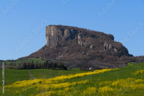 Canvastavla Vista panoramica della Pietra di Bismantova, una singolare montagna dalla cima piatta nell'Appennino Reggiano, Italia