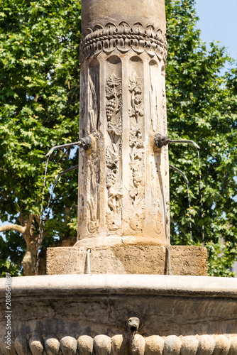 Fontaine de style classique composée d'un bassin circulaire surmonté d'une colonne sculptée, en marbre blanc. Fontaine Pradier, Anduze