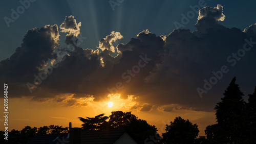Dramatische Wolkenstimmung am abendliche Himmel im Sommer zum Sonnenuntergang