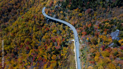 Obraz na plátně Aerial View Of The Changing Of The Leaves In The North Carolina Mountains