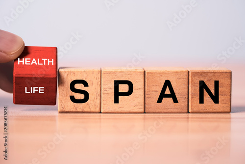 фотографія Wooden blocks flipping change between life span to health span symbolizing lifespan, healthy living, wellness longevity, preventive healthcare, quality of life and healthy aging concepts