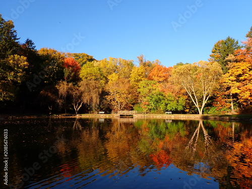Foto Silver Park, Alliance, Ohio looking across Lake Kidwell at the foot bridge on a
