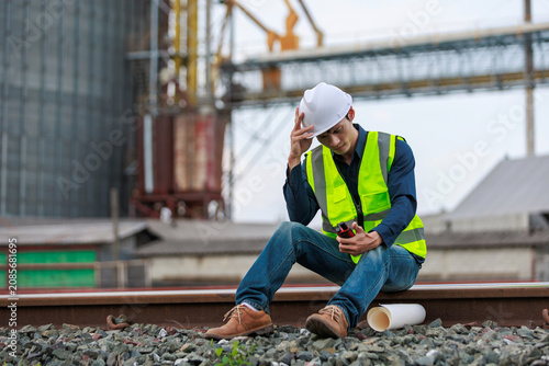 Fotografi Engineer experiencing stress and burnout at industrial railway site