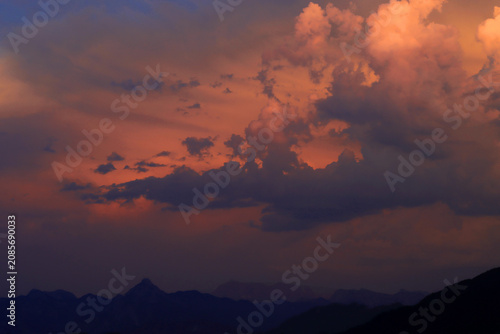 Schilderij op canvas Dramatische gelbe Gewitterwolken mit Hagel am Abend über den Bergen von Bayern