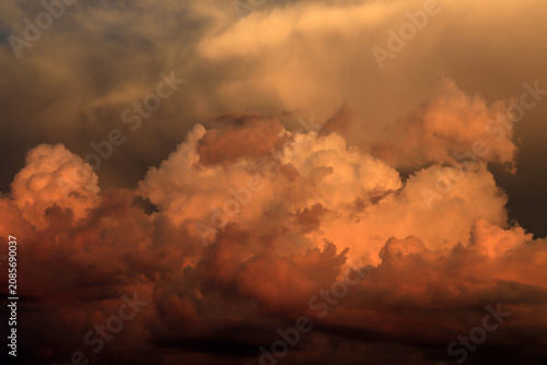 Foto Dramatische gelbe Gewitterwolken mit Hagel am Abend über den Bergen von Bayern