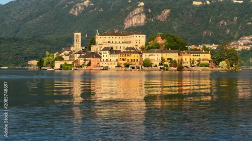 isola di orta san giulio con riflessi, italia