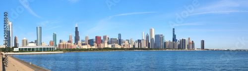Tableau sur toile Chicago along Lake Michigan: a majestic skyline where iconic skyscrapers, urban