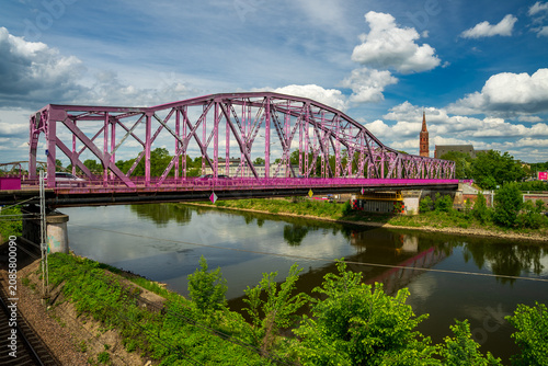 Most Tolerancji w Głogowie – charakterystyczny stalowy most kratownicowy pomalowany na różowo,  nad rzeką Odrą. Jeden z najbardziej rozpoznawalnych symboli miasta, sfotografowany w słoneczny dzień na 