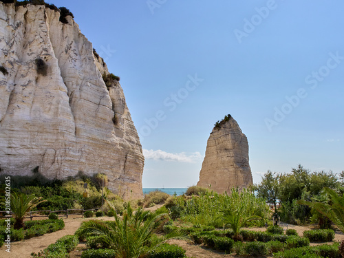 Foto Pizzomunno, limestone monolith, located at the beginning of the beach Spiaggia del Castello