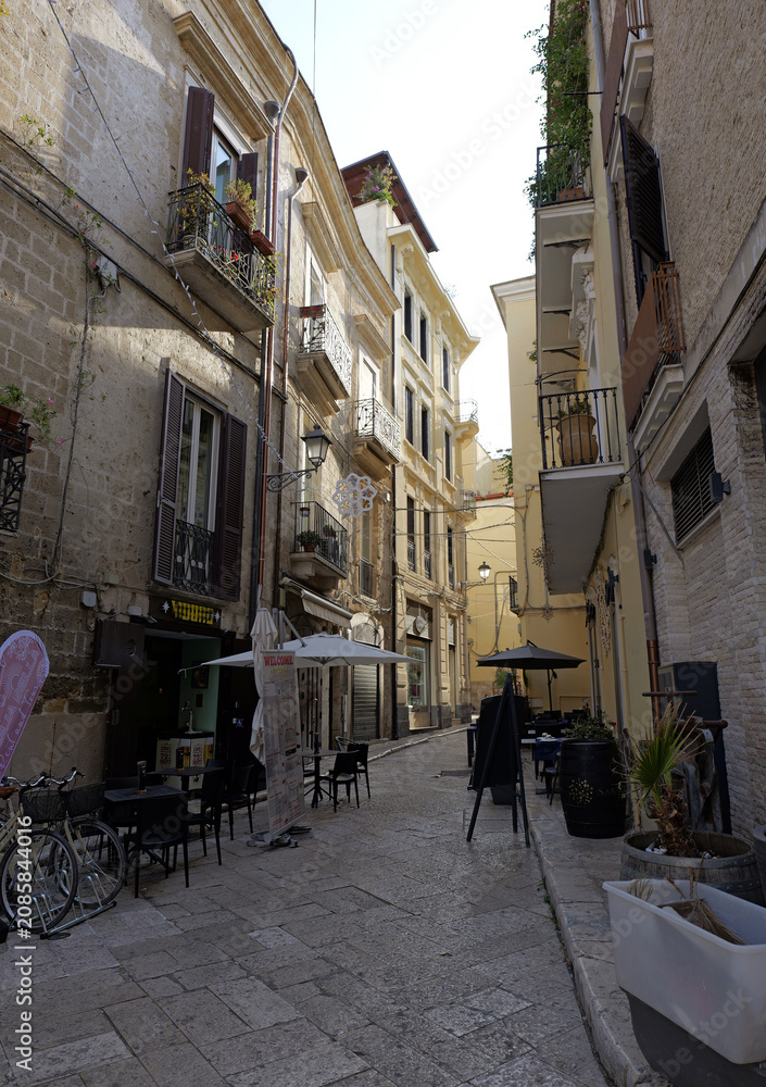 Obraz premium Bari old town alleyway with outdoor cafes