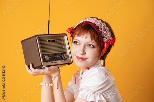 Foto A young girl in a studio on a yellow background
