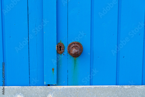 Fotografía Weathered colourful blue beach hut door with doorknob on the beach in Mundesley,