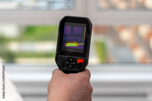 Foto Hand grips a handheld thermal imager