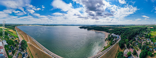 Jezioro Nyskie – zaporowy zbiornik retencyjny na Nysie Kłodzkiej, panorama latem z lotu ptaka.
