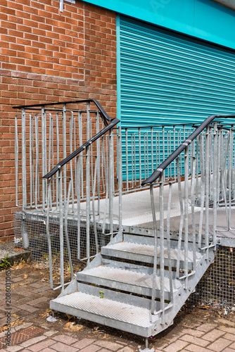 Fotografía Galvanised steel access steps and handrails outside a shop entrance