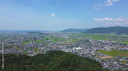 ドローンで撮る日本の風景　福井県の村国山展望台から見下ろす豊かな自然と歴史が調和した越前市の街並みの空撮映像