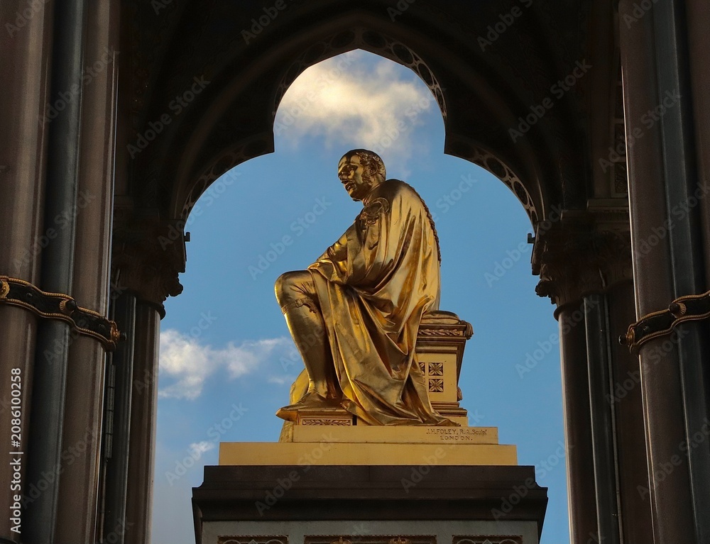 Fototapeta premium Detailed view of the ornate gothic architecture of the Albert Memorial in London, UK