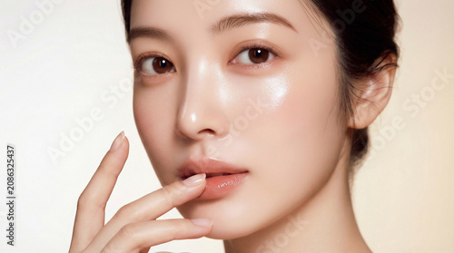 Plakat 濡れたようなツヤ肌が美しい日本人女性の指先を添えたビューティーフォト